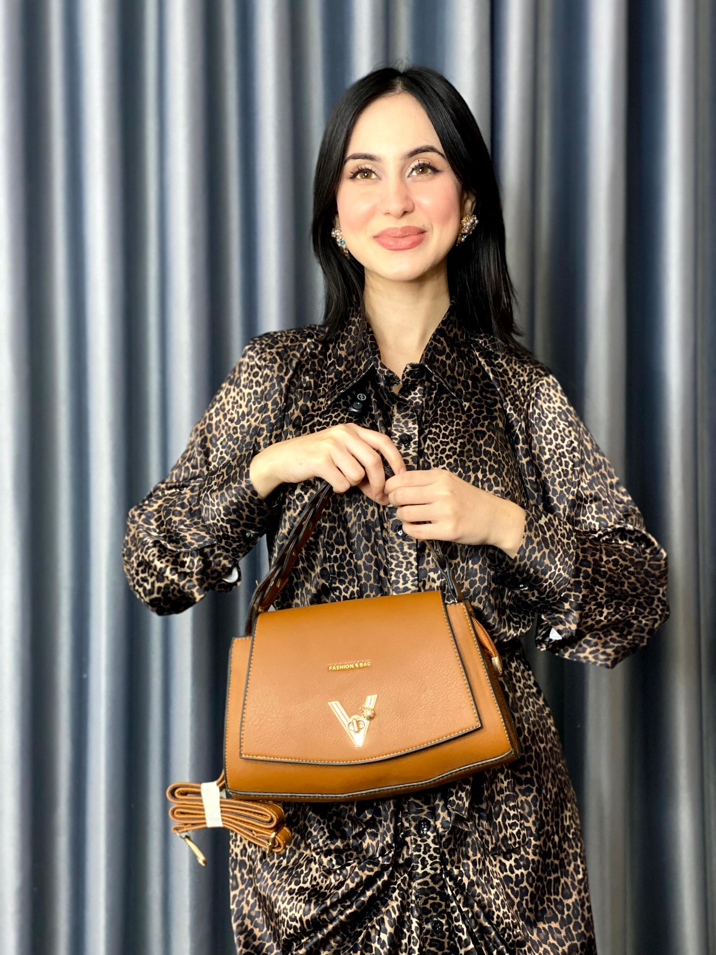 Elegant V-Lock Crossbody Handbag for Women – Stylish Shoulder Bag