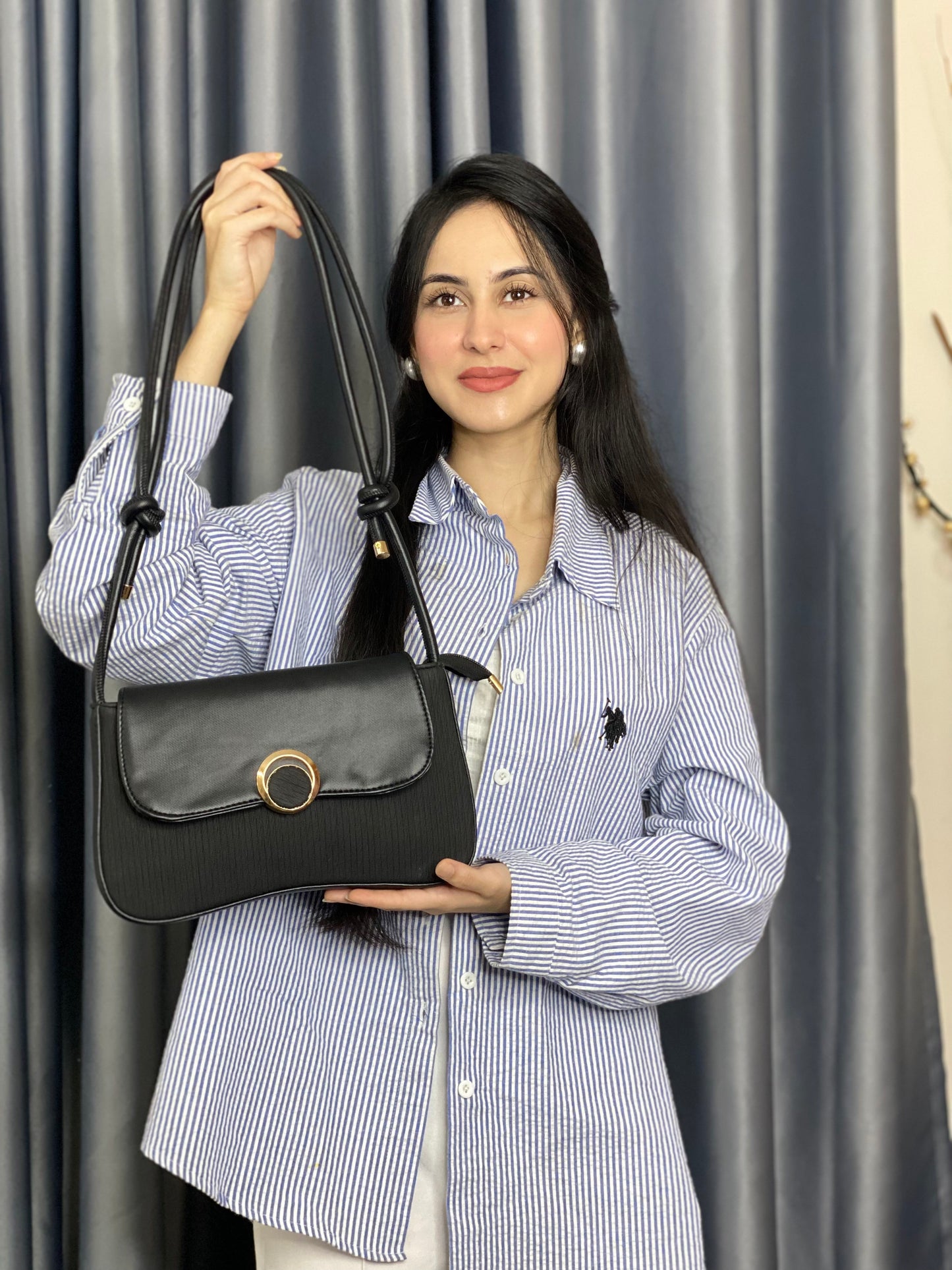 Minimalist Round Lock Crossbody Bag for Women – Elegant Everyday Bag