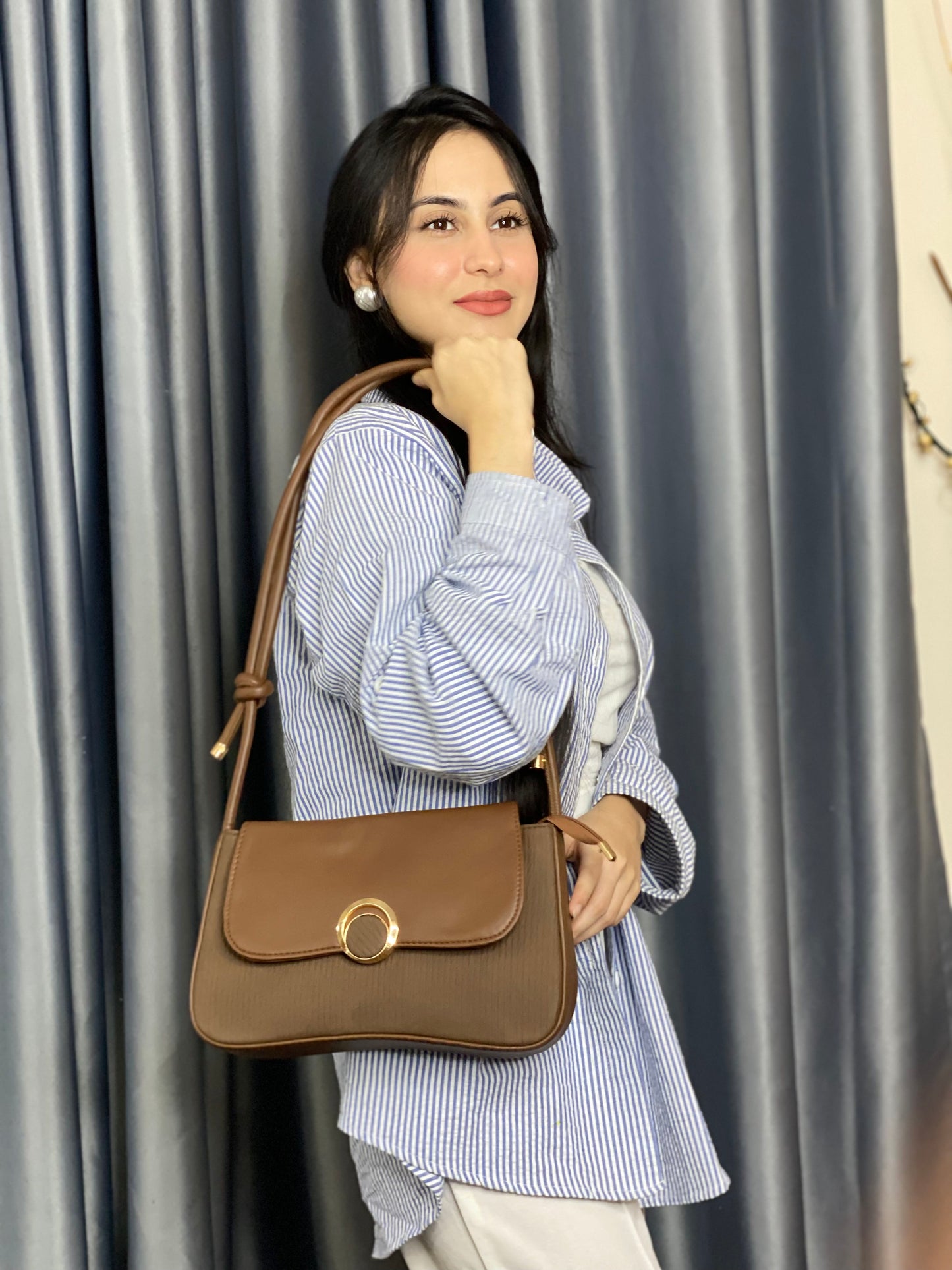 Minimalist Round Lock Crossbody Bag for Women – Elegant Everyday Bag
