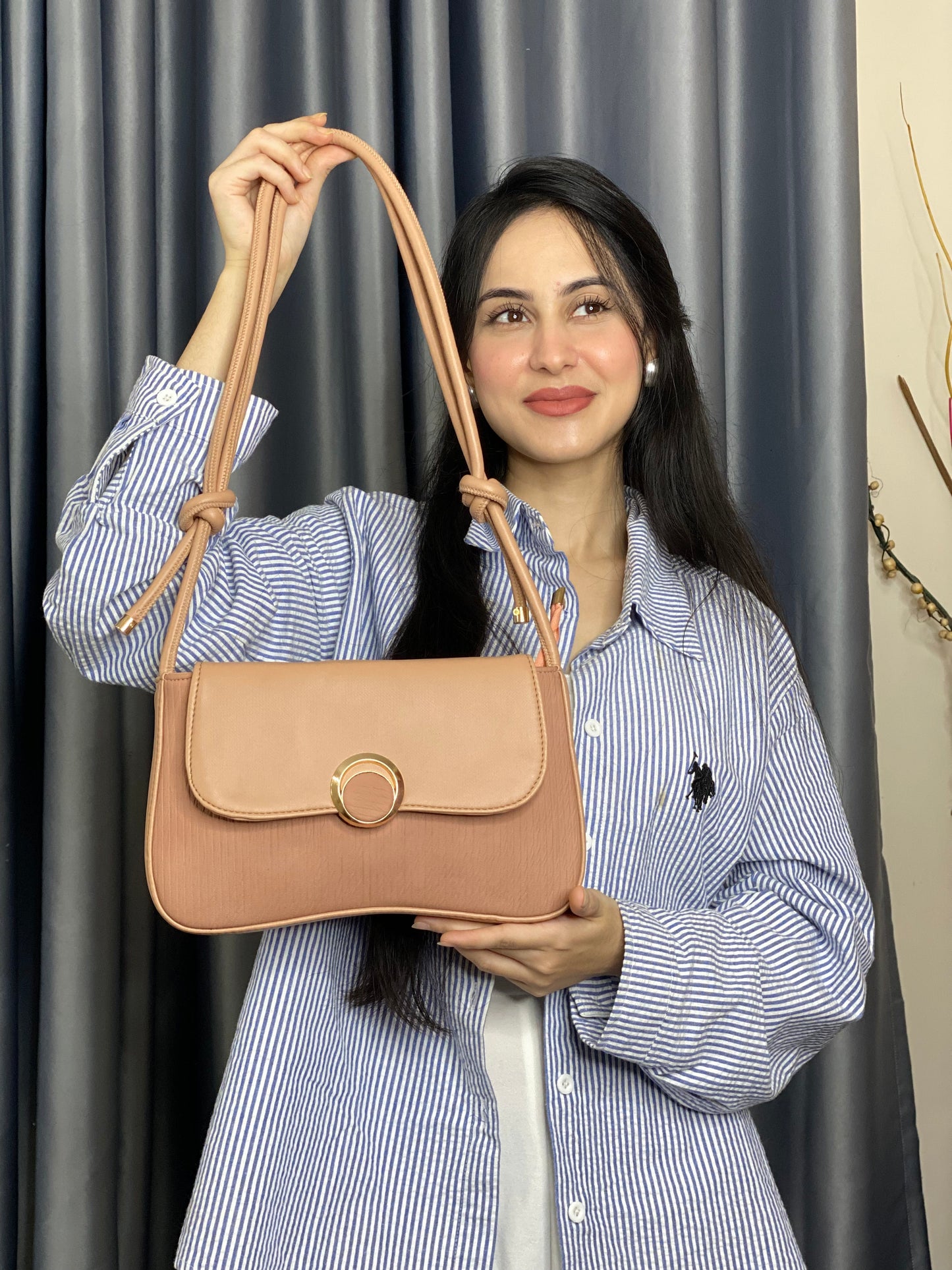 Minimalist Round Lock Crossbody Bag for Women – Elegant Everyday Bag