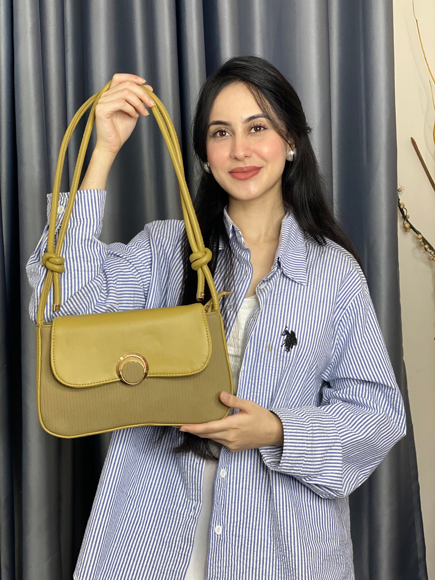 Minimalist Round Lock Crossbody Bag for Women – Elegant Everyday Bag (Copy)