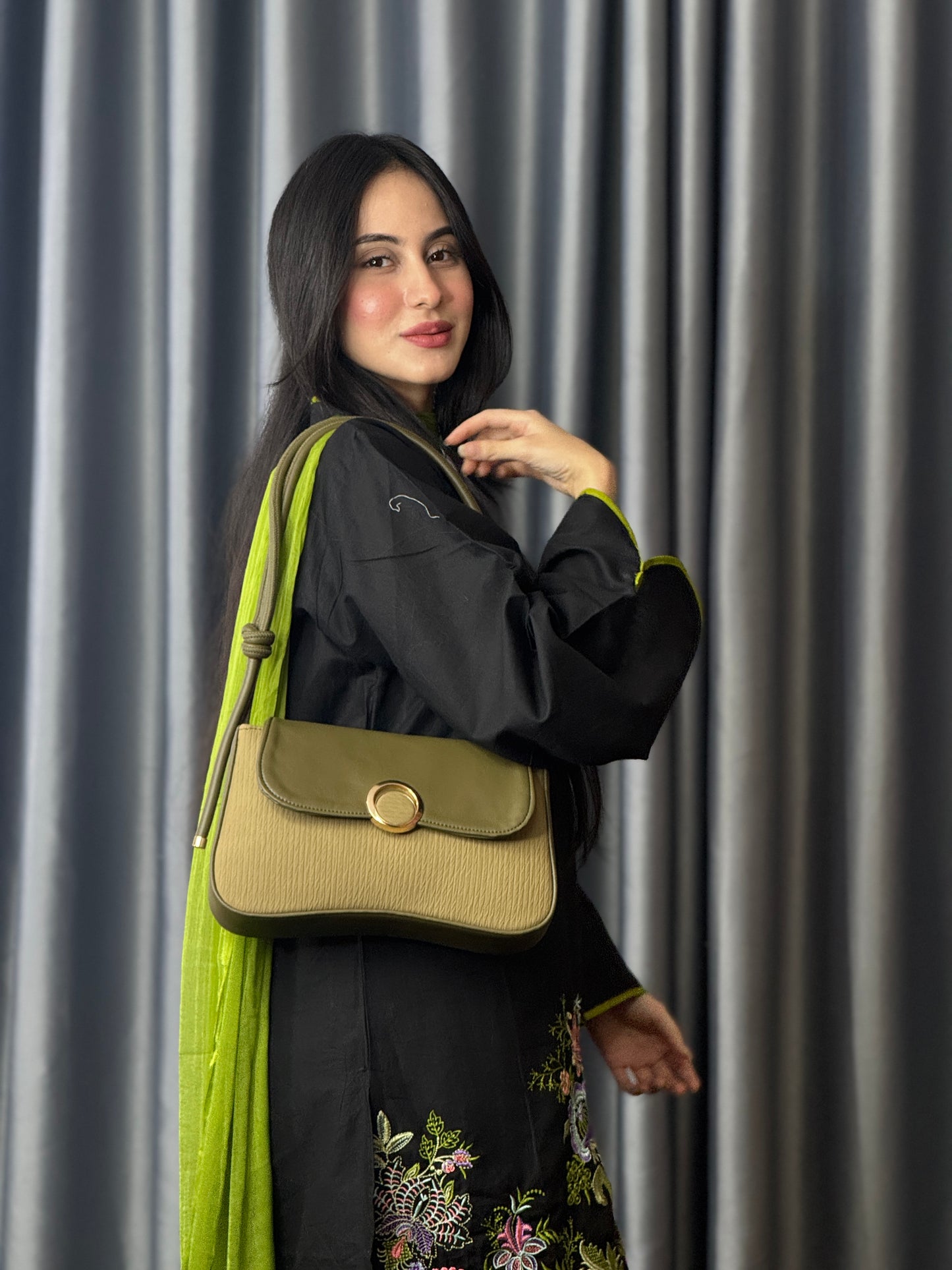 Minimalist Round Lock Crossbody Bag for Women – Elegant Everyday Bag