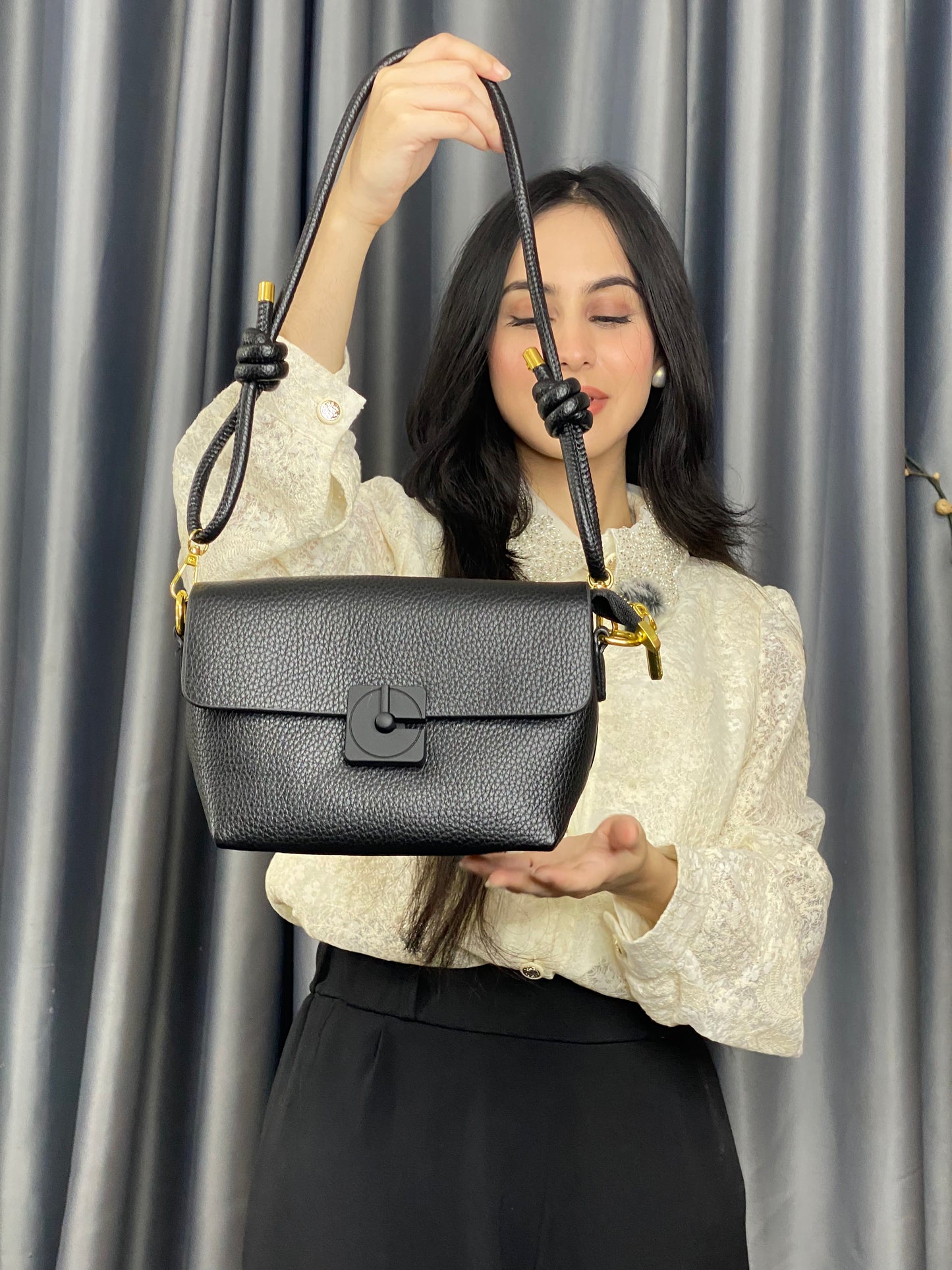China Imported Black Lock Closure Shoulder Bag for Women