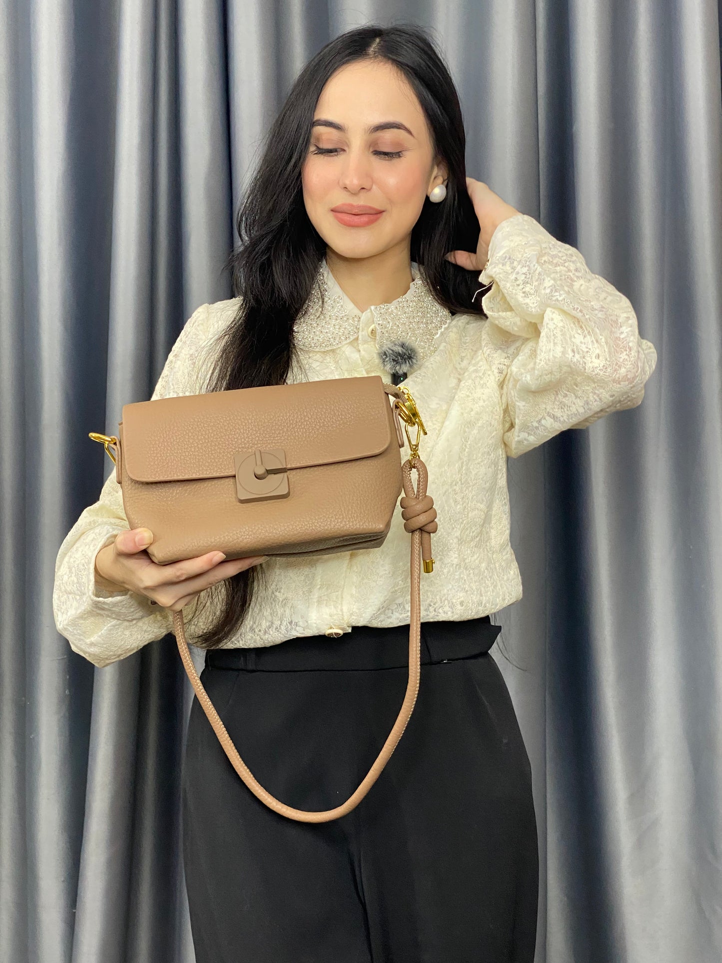 China Imported  beige  Lock Closure Shoulder  Bag for Women
