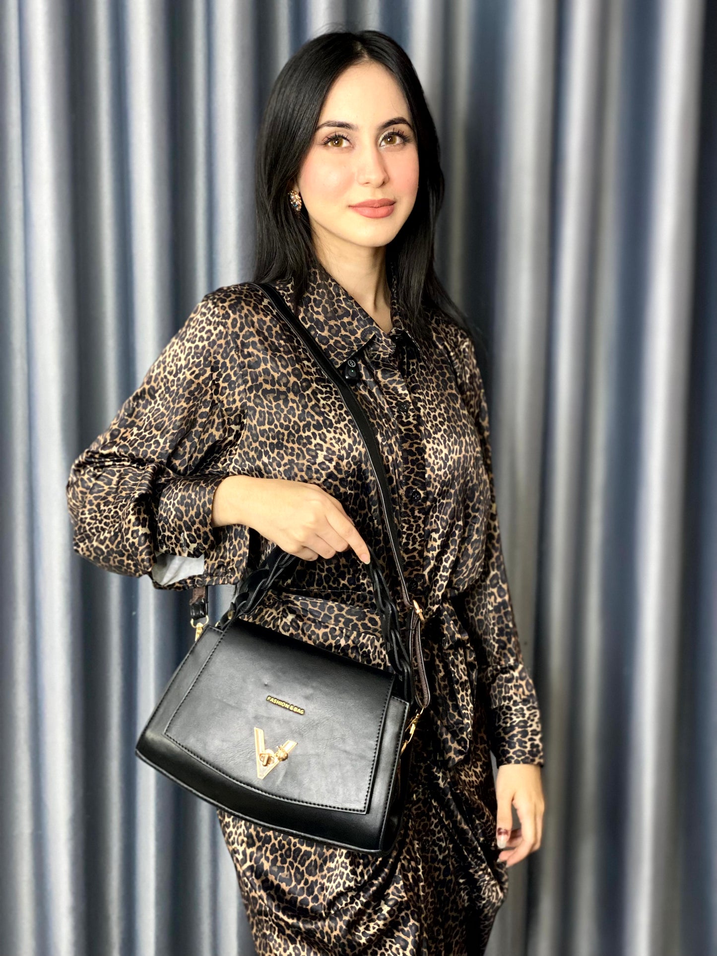Elegant V-Lock Crossbody Handbag for Women – Stylish Shoulder Bag