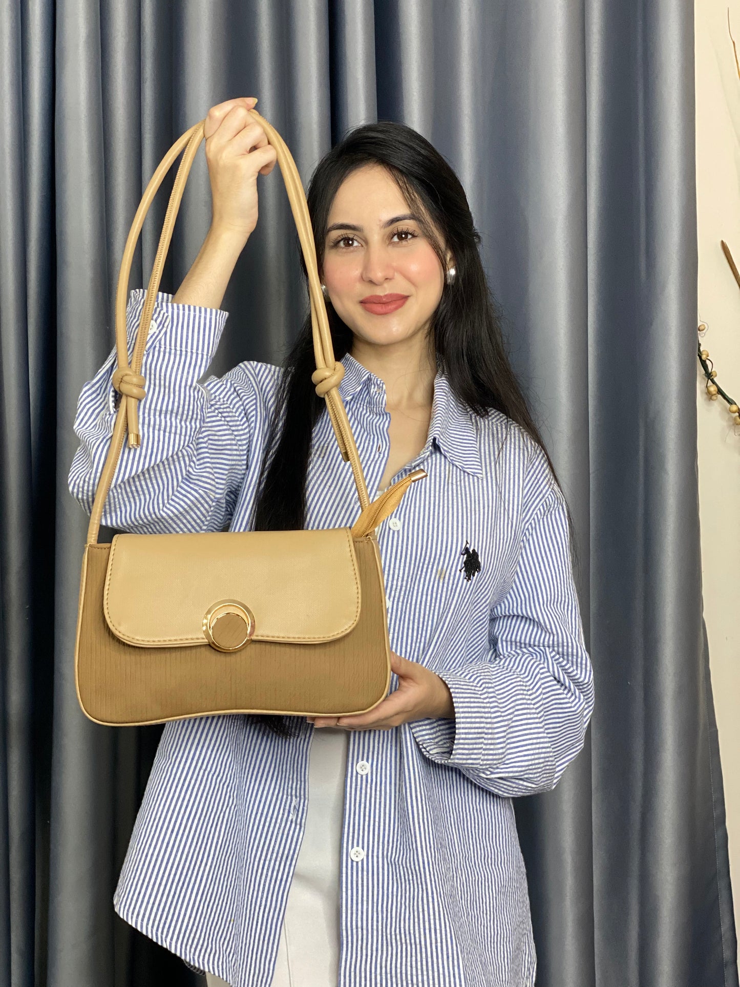 Minimalist Round Lock Crossbody Bag for Women – Elegant Everyday Bag