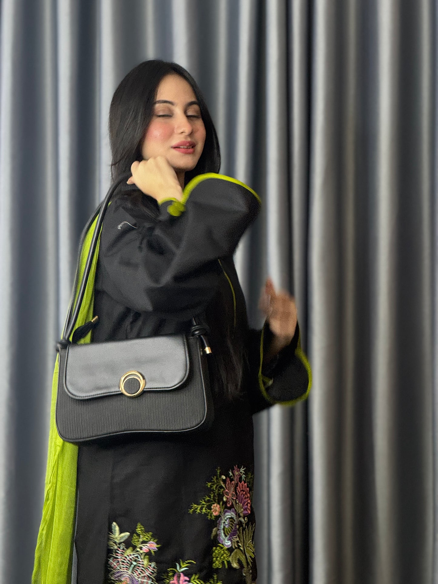 Minimalist Round Lock Crossbody Bag for Women – Elegant Everyday Bag