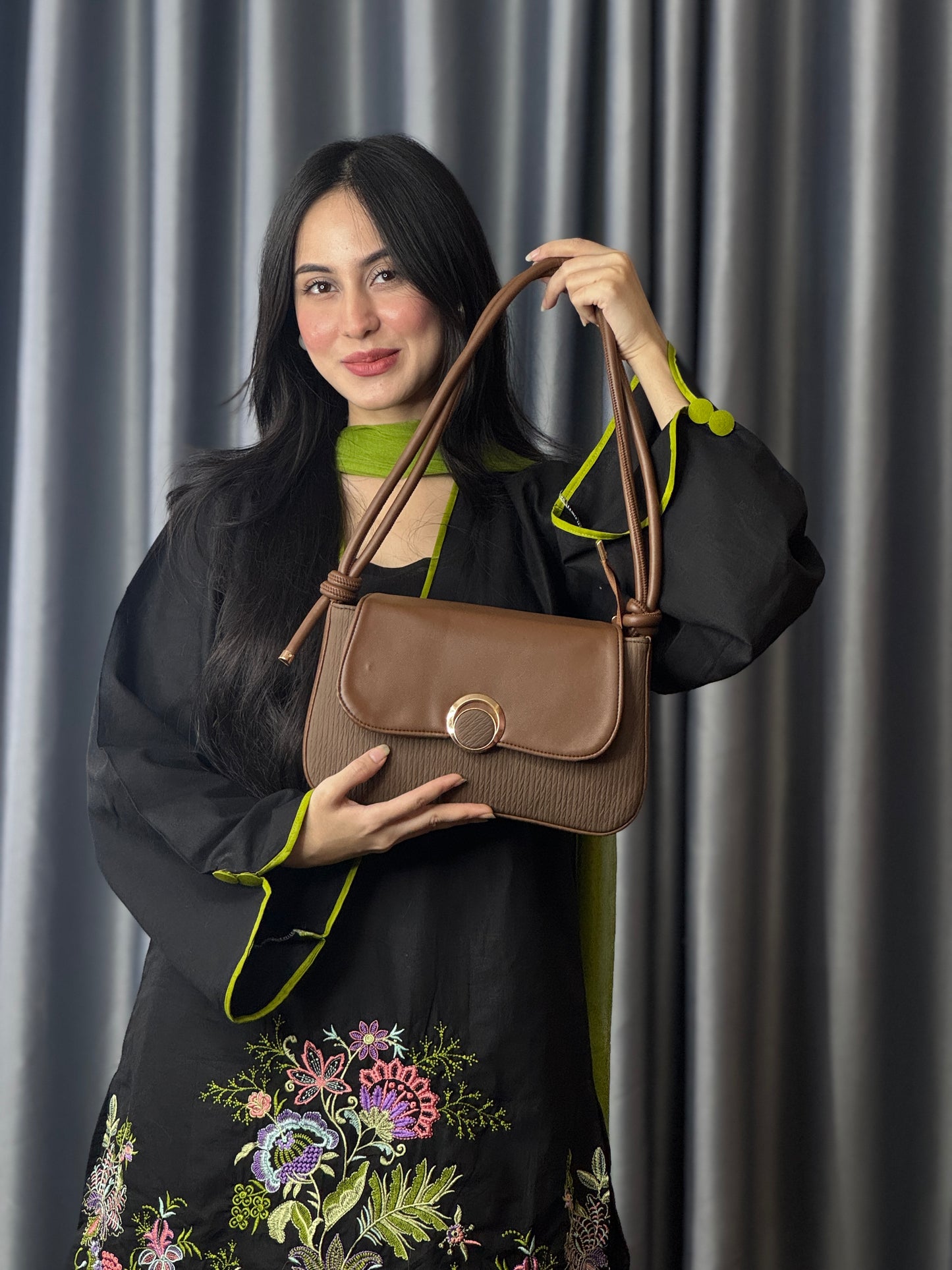 Minimalist Round Lock Crossbody Bag for Women – Elegant Everyday Bag