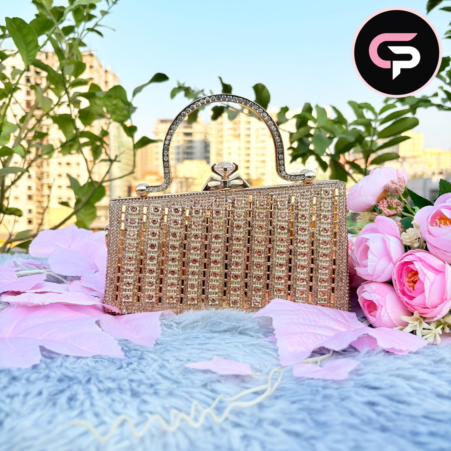 China Imported gold Crystal Metal Handle Party Clutch Bag for Women (Copy)