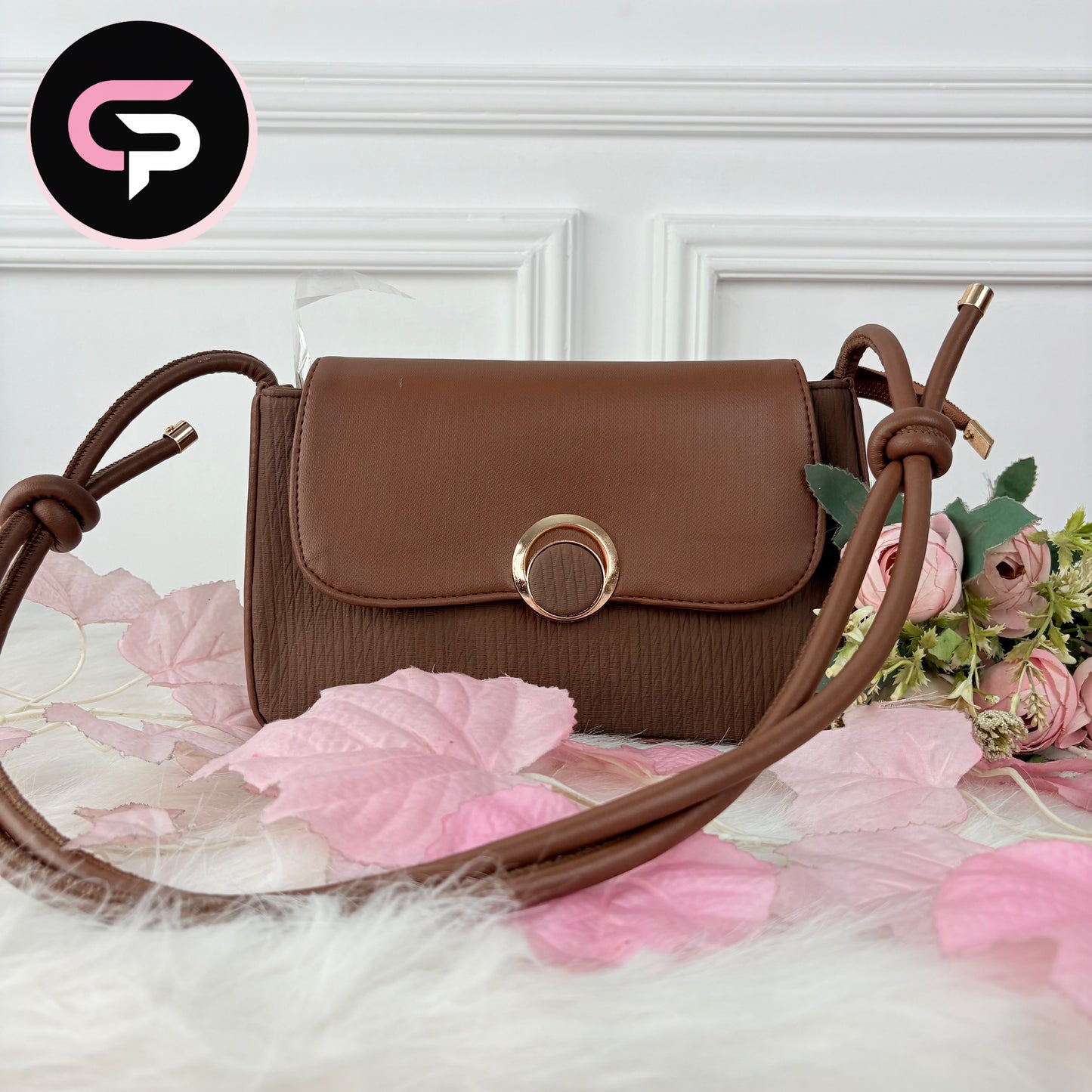 Minimalist Round Lock Crossbody Bag for Women – Elegant Everyday Bag