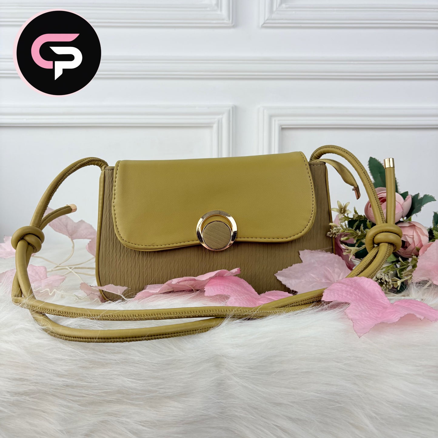 Minimalist Round Lock Crossbody Bag for Women – Elegant Everyday Bag (Copy)